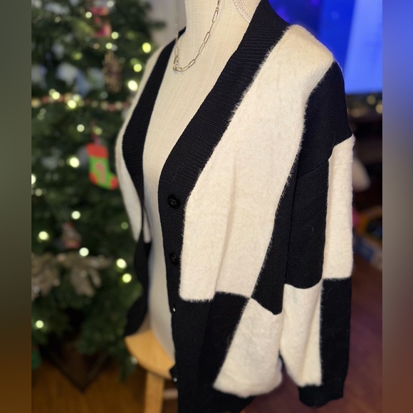 ☃️BOGO50%☃️ 🆕🖤EESOME: Large Checkered Woven Button Front Cardigan SIZE S/M - Picture 6 of 14